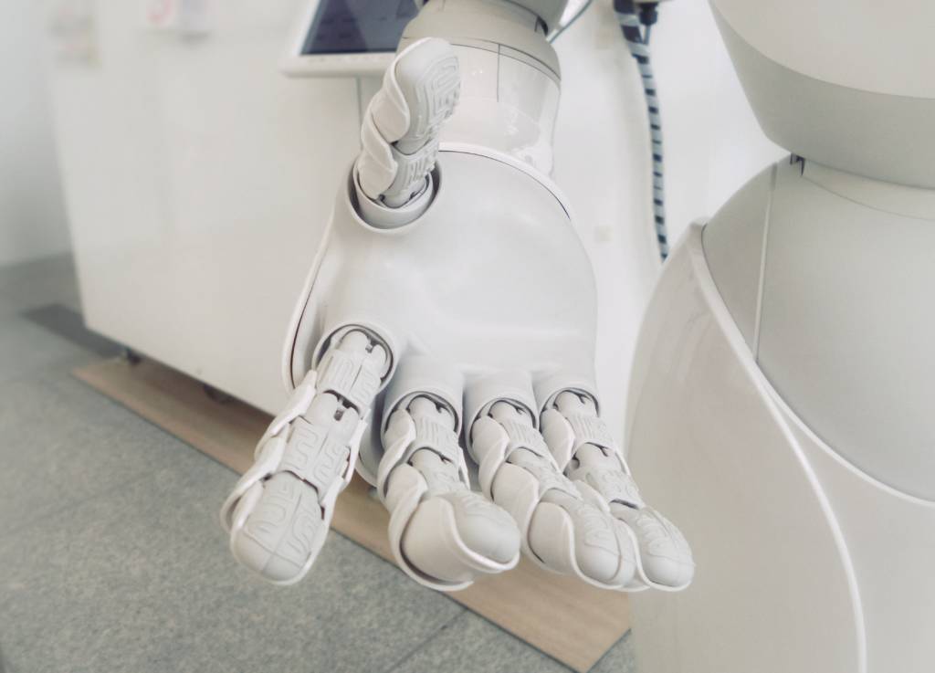 Aseguranza Medica Barata  robótica en medicina mano de Robot blanco y negro amigable en un hospital
